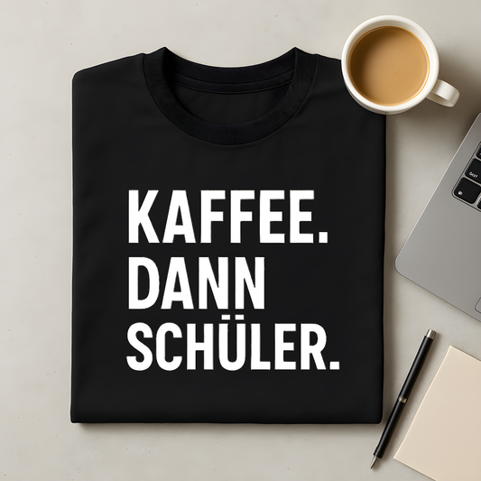 Kaffee. Dann Schüler. T-Shirt