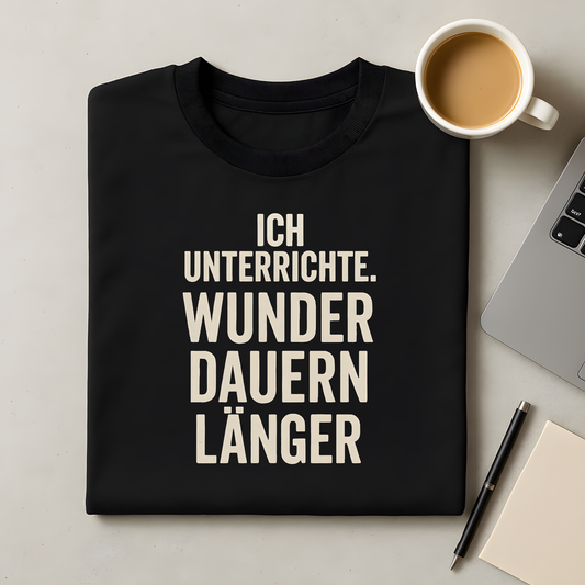 Ich unterrichte. Wunder dauern länger T-Shirt