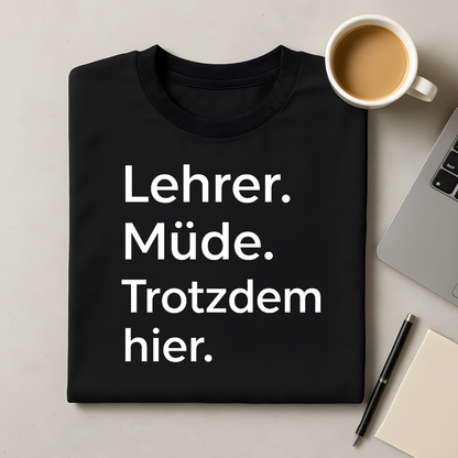 Lehrer. Müde. Trotzdem hier. T-Shirt