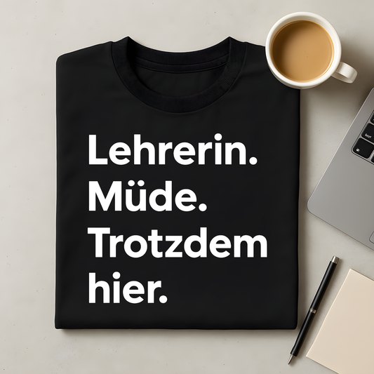 Lehrerin. Müde. Trotdem Hier. T-Shirt