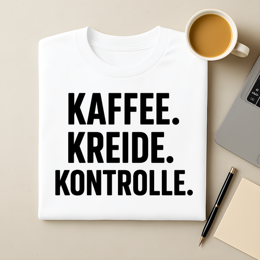 Kaffee. Kreide. Kontrolle. T-Shirt